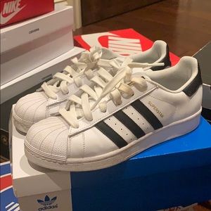 Superstar Adidas 6Y Black, White and Gold.